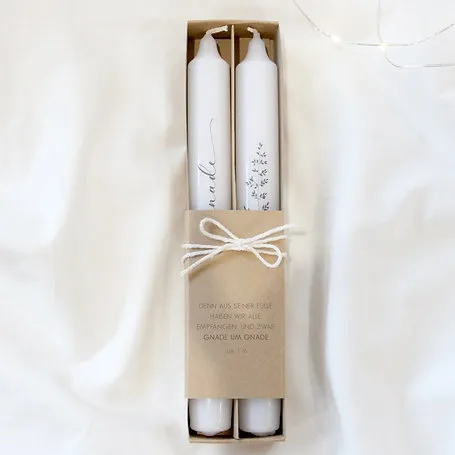 2 Stabkerzen "Gnade um Gnade" weiss - Denn aus seiner Fülle haben wir empfangen und zwar Gnade um...