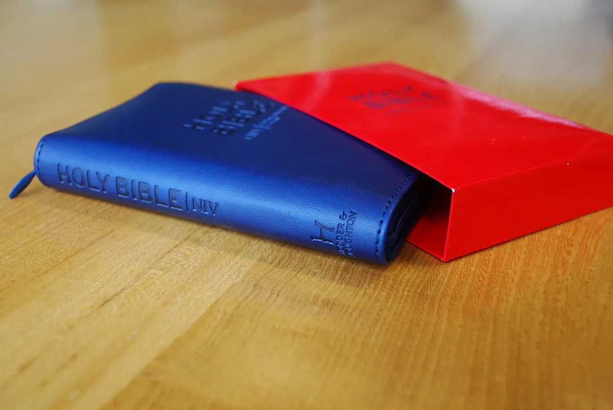 Englisch, Bibel New International Version, Kunstleder, blau, Reissverschluss - NIV Tiny Navy...