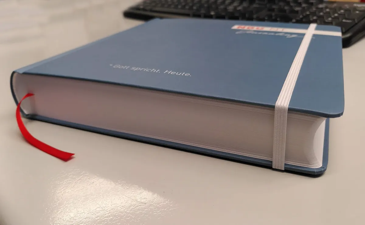 NGÜ Neues Testament - Journaling-Ausgabe, gebunden blau mit Gummiband